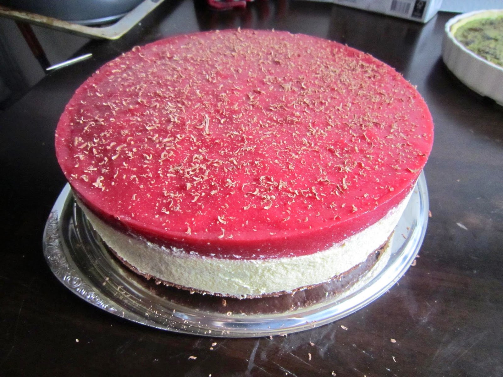 Vegan Tag und Nacht: Schoko-Kirsch-Erdbeer-Buttercreme-Torte Vegan Tag und Nacht: Schoko-Kirsch-Erdbeer-Buttercreme-Torte