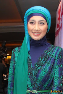 *c a c a m e r b a*: Desy Ratnasari putus dengan Irwan Danny