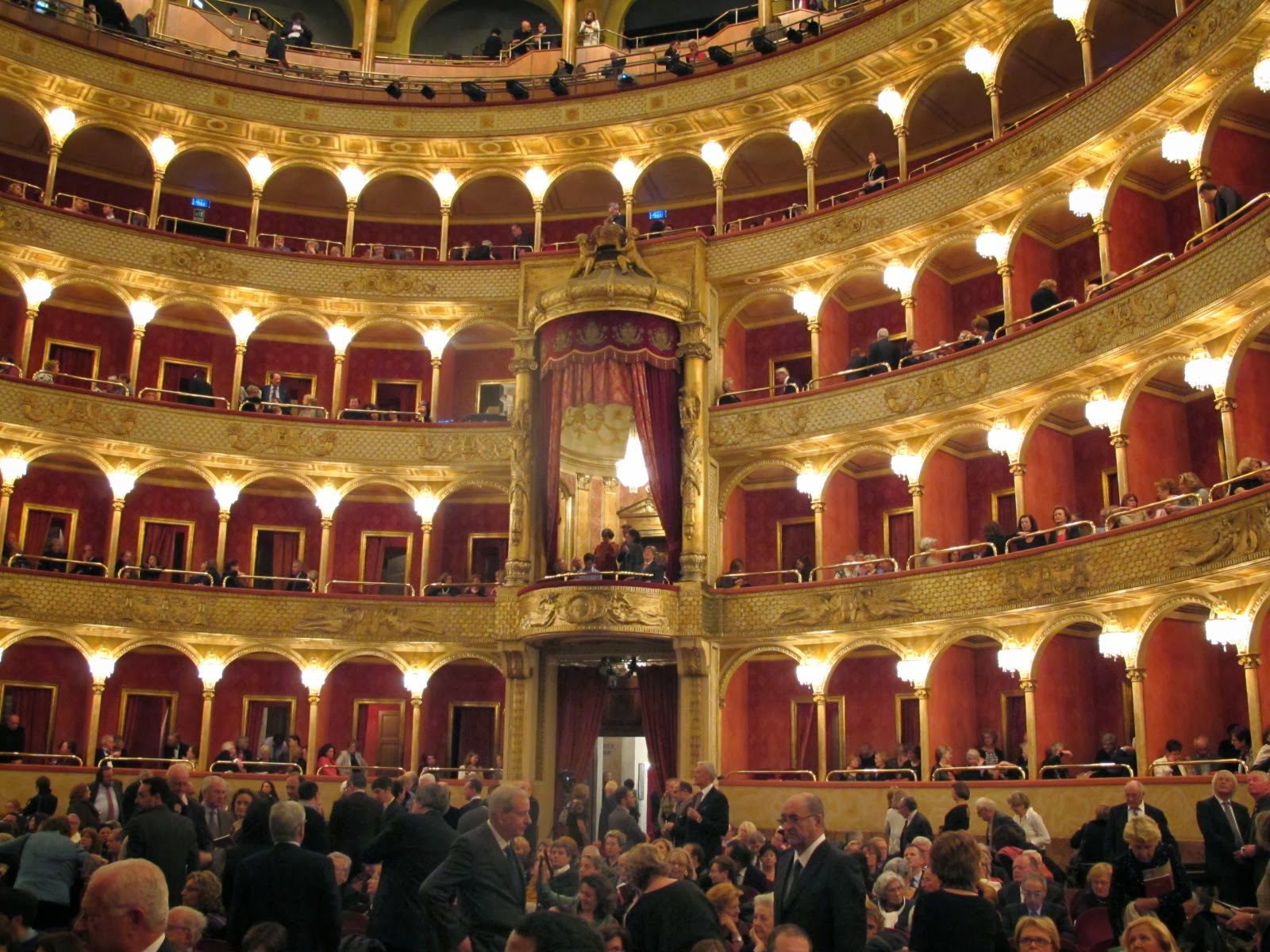 Театр 3 рим. Оперный театр в Риме. Римский оперный театр (Teatro dell’Opera). Римский оперный театр зал. Рим Римская опера.