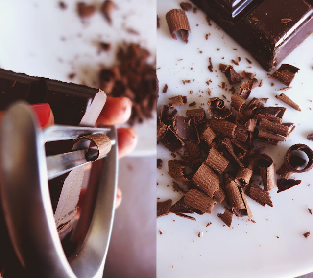 como fazer raspas de chocolate com descascador