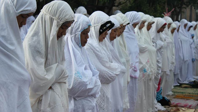Dua Wanita Shalat Berjamaah Dimanakah Posisi Makmum