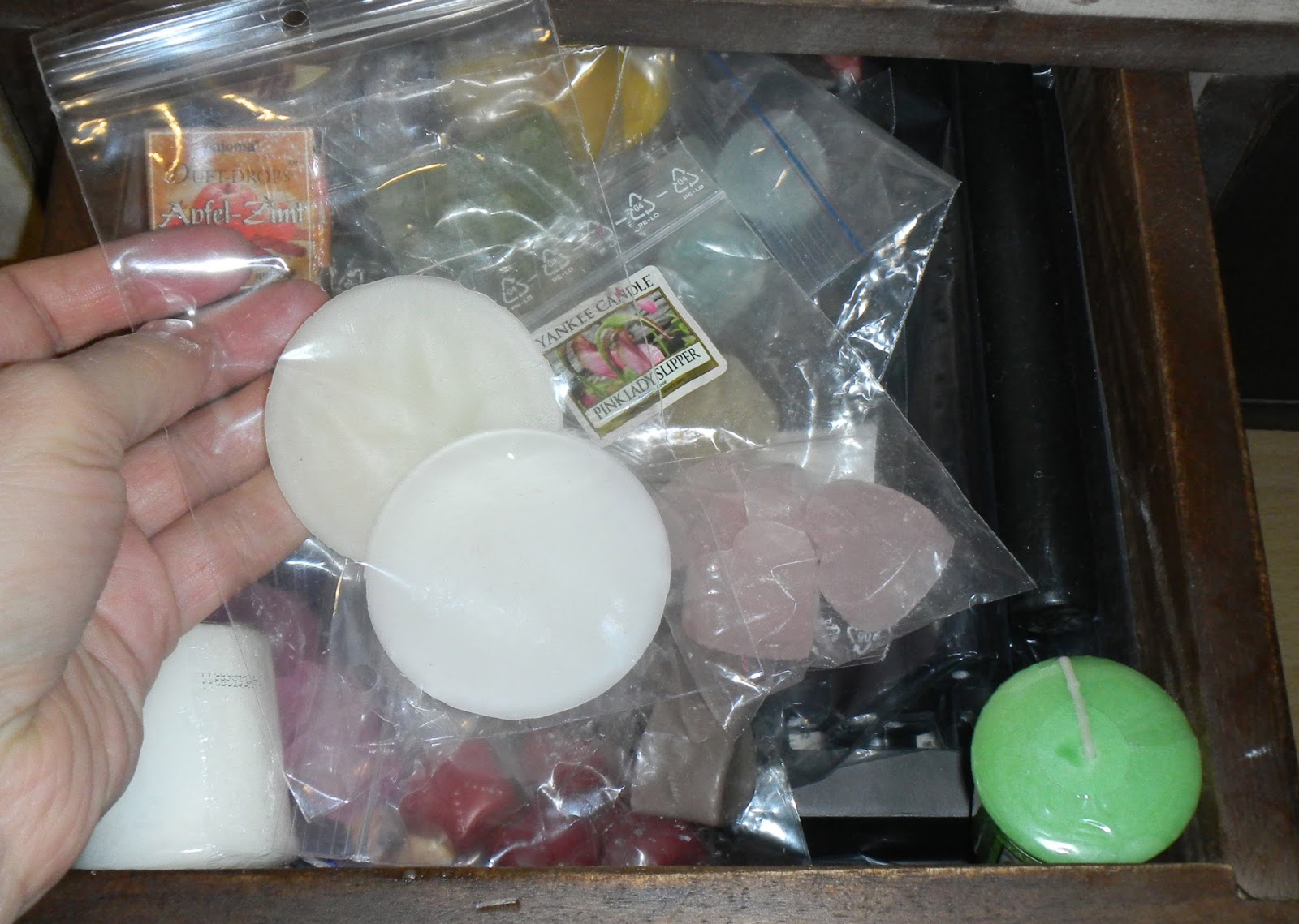 LIFE AND STUFF: Verbrauchtes Wachs aus der Duftlampe entfernen