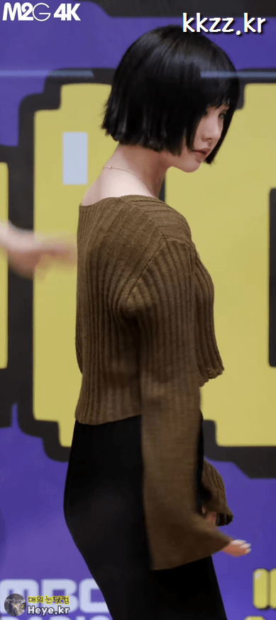 여자친구, 상의가 펄럭이는 은하..