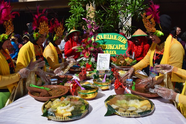 Kemeriahan Festival Rujak Uleg Emak Mbolang