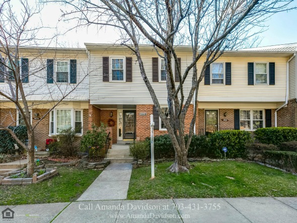 Alexandria VA Townhouse for Sale - Comfort, convenience and the best of retreat are yours in this beautifully appointed Alexandria VA townhouse for sale. 