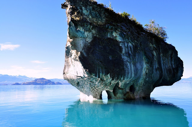 Cuevas de Mármol, được biết đến nhiều với tên gọi Marble Caves, đã hình thành trên một bán đảo đá cẩm thạch thuộc biên giới Chile – Argentina. Với sự xuất hiện của hồ General Carrera chắn giữa hai quốc gia, thuyền là phương tiện duy nhất để bạn tham quan các hang động.