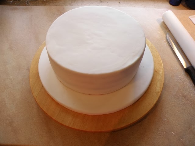 Tutorial: Das Überziehen einer Torte mit Fondant Tutorial: Das Überziehen einer Torte mit Fondant