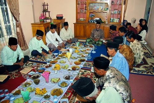 Sampaikah Pahala Bacaan Al-Qur'an, Dzikir dan Doa untuk Orang Meninggal?
