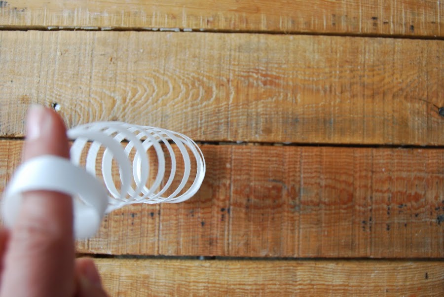 Cómo hacer un yo-yo con cinta de embalar. 