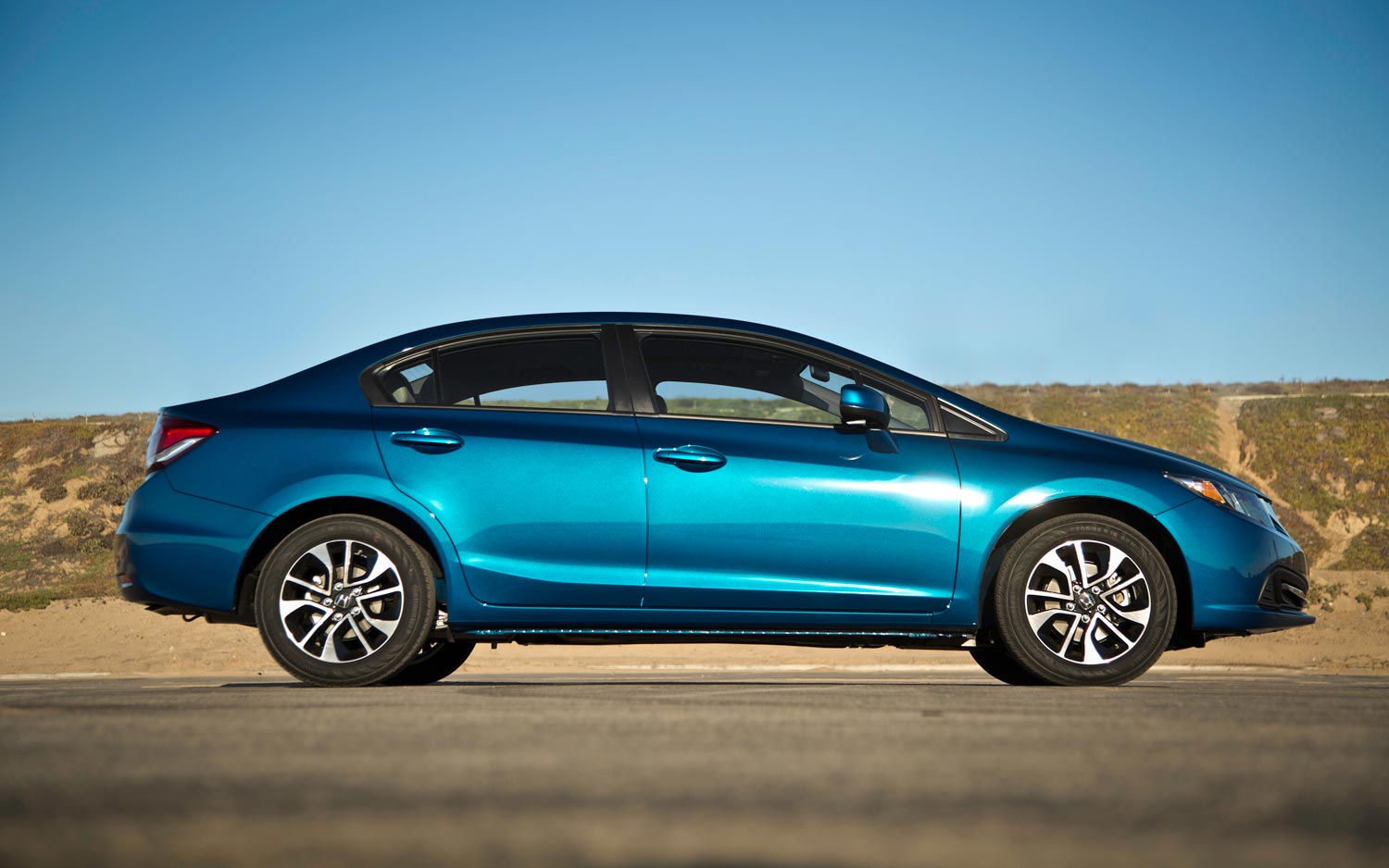 Плюсы хэтчбека. Civic 4d 2013. Хонда Цивик 9 бирюзовый. Хонда Цивик хэтчбек синий. Хонда Цивик синяя.