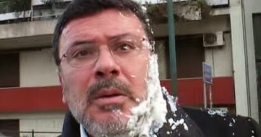 Επίθεση με γιαούρτι στον δημοσιογράφο Χρήστο Ράπτη (ΒΙΝΤΕΟ ...
