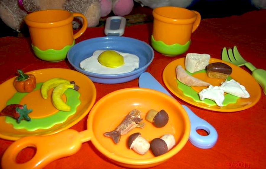 Средняя группа неделя посуда. Лепка посуда. Продукты своими руками для детского сада. Игрушечная еда для детского сада. Лепка для детей продукты.