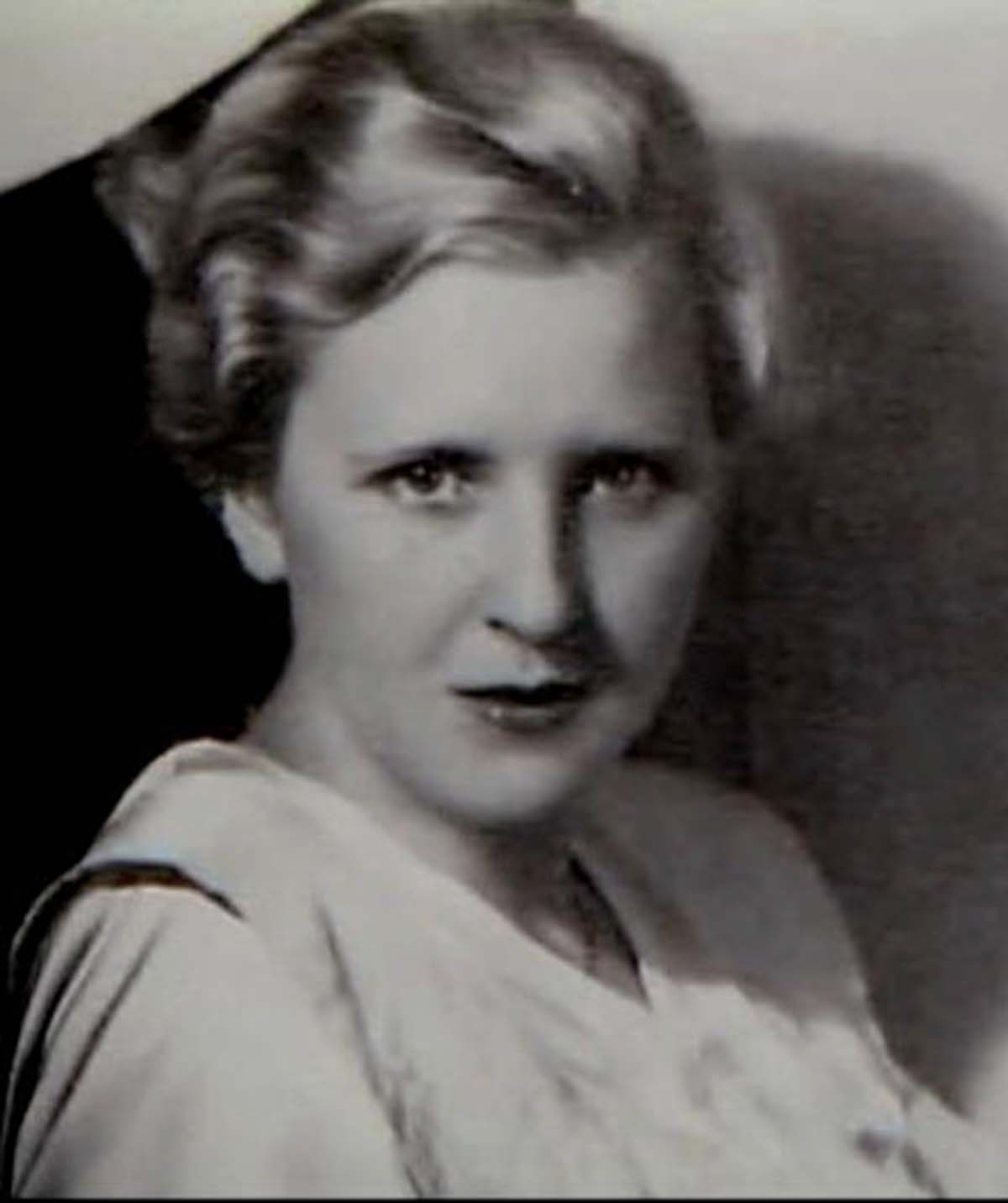 WW2 Photo signée d'Eva Braun  à 18 ans fiancée du Chancelier allemand 
