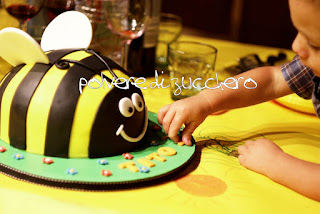 cake design ape torta a forma di ape pasta di zucchero polvere di zucchero compleanno bimbo