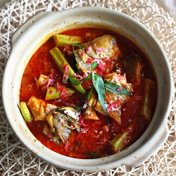 Bee Rasa Malaysia recipe Fish head curry curry chili turmeric tamarind SeasonWithSpice