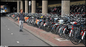 La centralización de grandes aparcamientos de bicis en una única estación lleva a situaciones urbanísticas incontrolables en Utrech