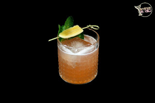 cocktail tropical primavera barman in red