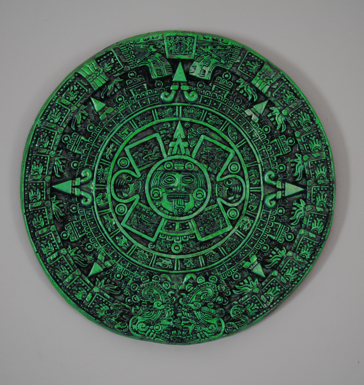 Композиция произведения календарь майя. Камни Майя. Камень солнца. Ацтекский камень солнца. Зеленый камень ацтеков.
