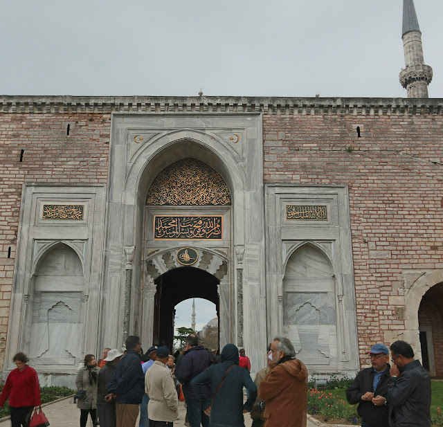 Topkapi Palace is crowded with visitors every day as it is one of the main attaraction area in Istanbul, Turkey Topkapi Palace is crowded with visitors every day as it is one of the main attaraction area in Istanbul, Turkey