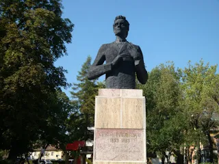 Ciprian Porumbescu - bust realizat de sculptorul Vladimir Predescu; amplasat in parcul din apropierea Colegiului National Andrei Saguna, Brasov.