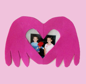 http://www.artsymamabear.com/handprint-heart-frame-valentine/