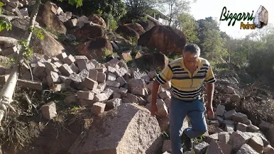 Bizzarri procurando pedra paralelepípedo na cor avermelhada para fazer um calçamento de pedra na cidade de Sousas-SP e revestimento de pedra com paralelepípedo rachado na base da casa para evitar a umidade no pé da parede. 22 de setembro de 2016.