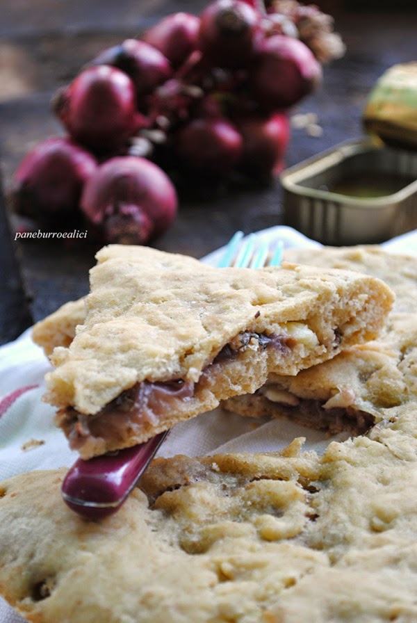 Pane, burro e alici Focaccia semintegrale farcita con sardine e
