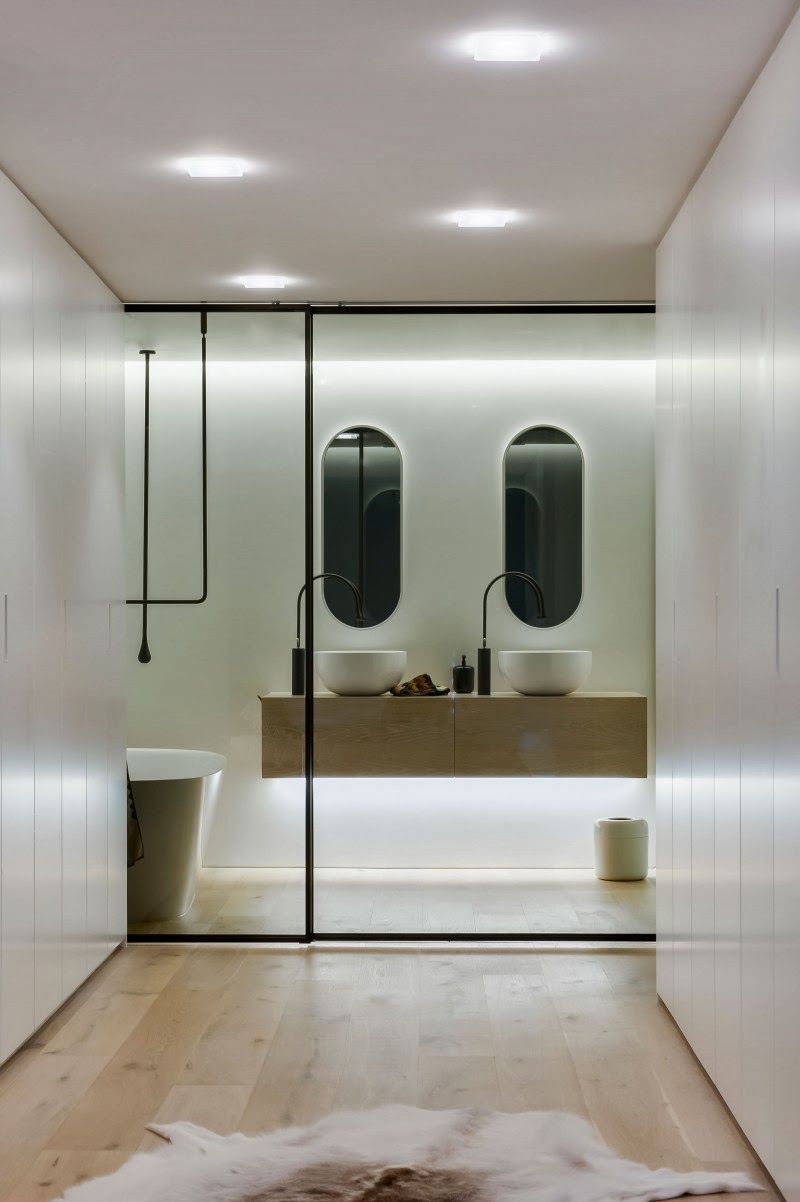 Hogares Frescos: Cuarto de Baño con Líneas Limpias y Simples y Un
