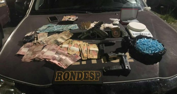 Casal é preso em Salvador com pistola, granada, drogas, dinheiro e recibos que somam R$ 250 mil