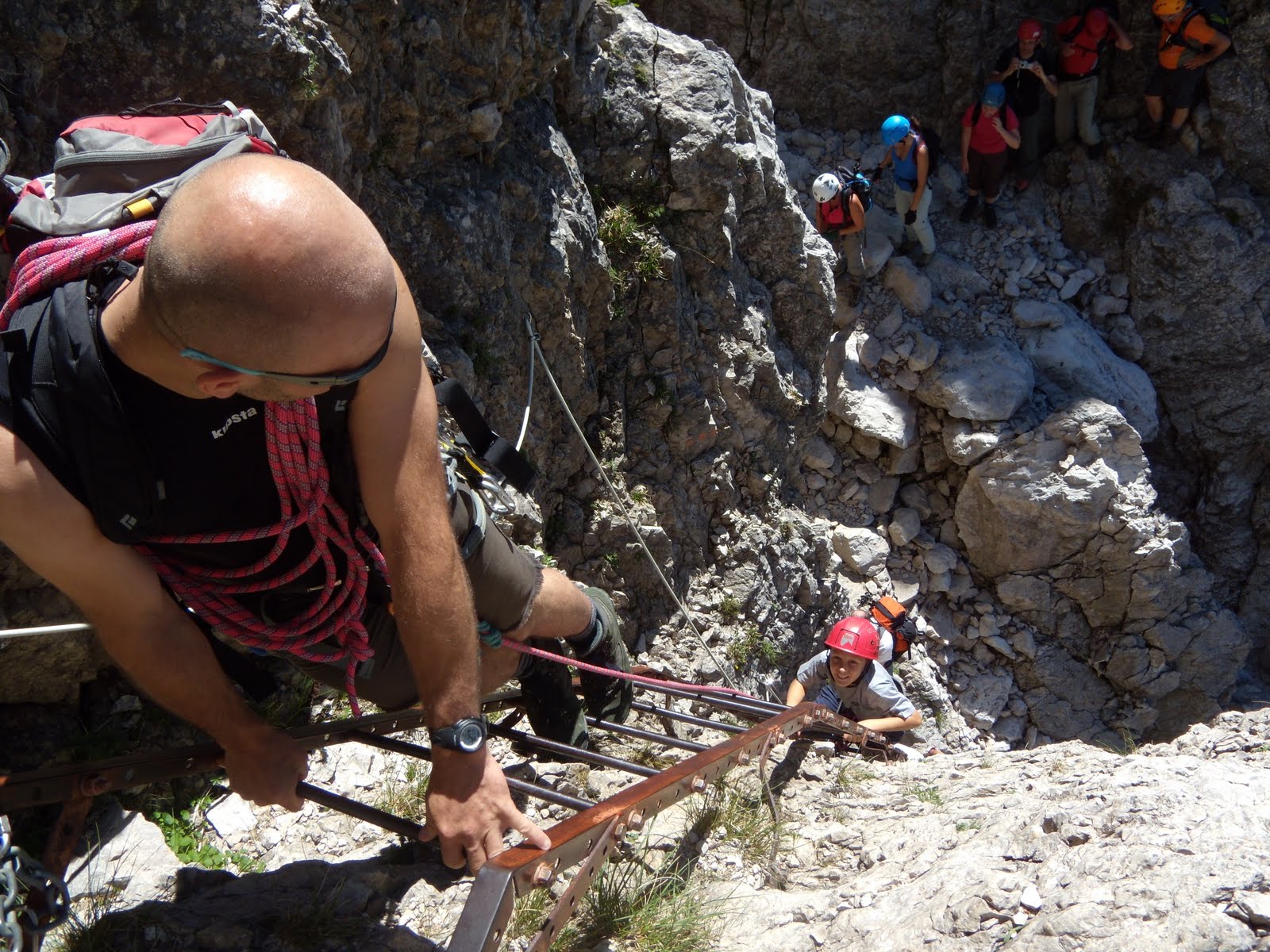 Alpinline Ragazzi al guinzaglio e cani in spalla