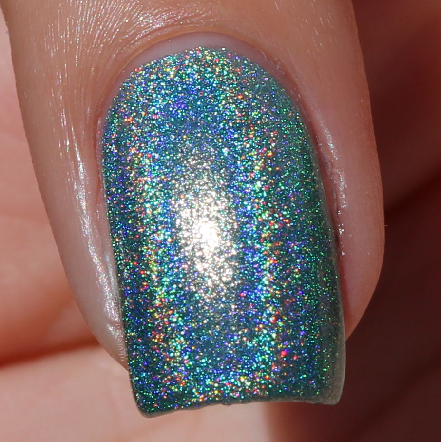 Emily de Molly Beautiful Distraction swatched by Olivia Jade Nails