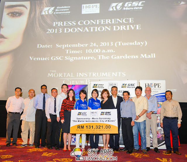 A group photo of all parties involved in GSC-HOPE worldwide Malaysia 2013 Donation Drive