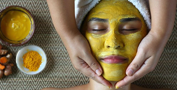 Cara Menghilangkan Warna Kuning Bekas Masker Kunyit di Wajah