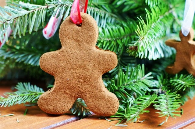 Cinnamon Ornaments Image - the perfect kid-friendly homemade ornament for gift giving or decorating at home!