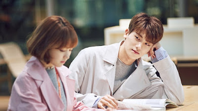 Park Hyung Sik tak bisa lepaskan pandangan dari Park Bo Young di balik layar Park Hyung Sik tak bisa lepaskan pandangan dari Park Bo Young di balik layar