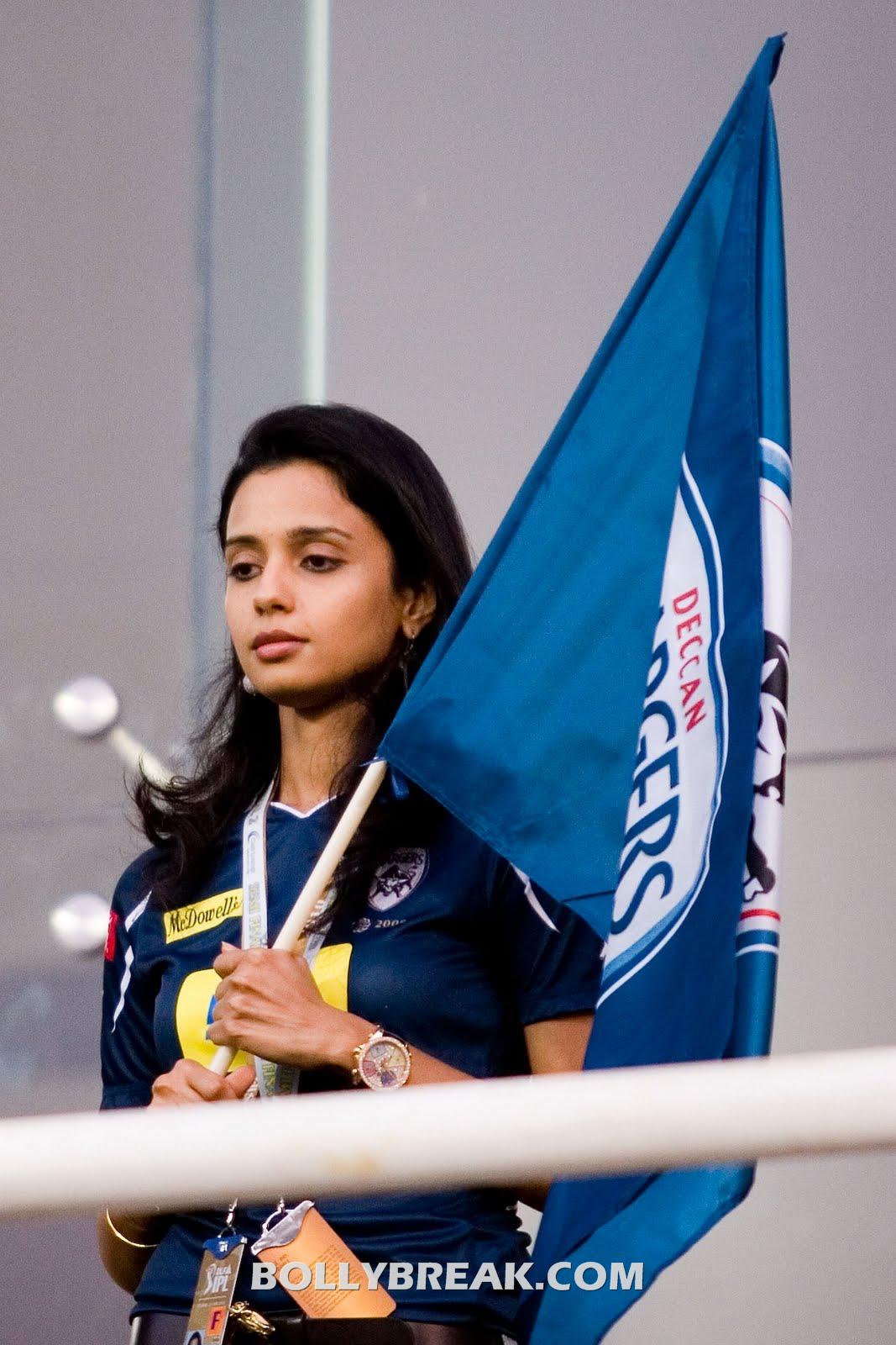 Gayathri Reddy with Deccan chargers flag - (14) - Gayatri Reddy Hot Pics at IPL Matches