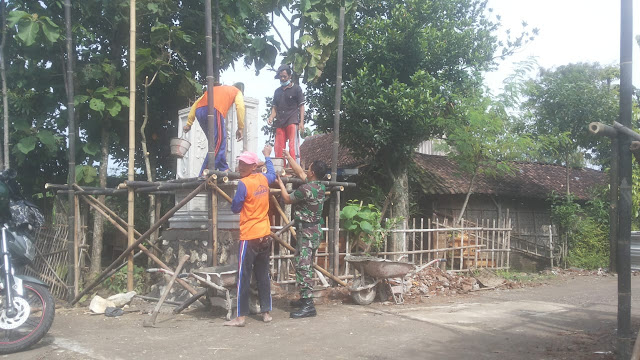 Babinsa Cemeng Gotong Royong Bantu Pembuatan Gapura Babinsa Cemeng Gotong Royong Bantu Pembuatan Gapura