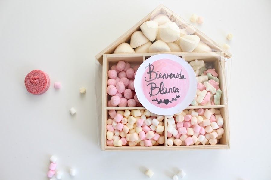 casita de madera con chuches para regalo de bebé