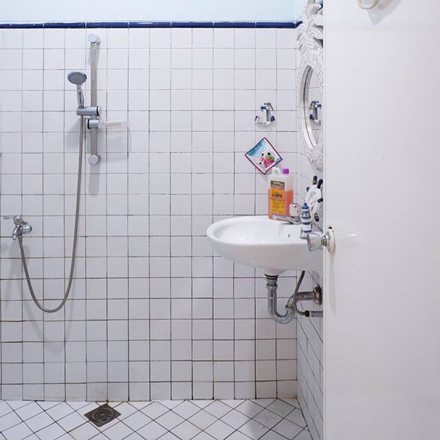 Desain Kamar Mandi Sederhana Ukuran 2x2 Dinding Tanpa Keramik