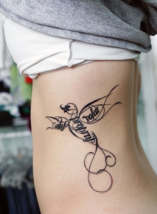 Una chica con un tatuaje en las costillas de pajarito
