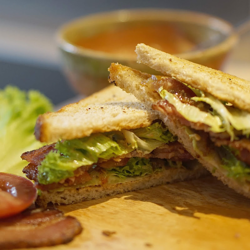 Gegrilltes Bacon-Sandwich mit Tomate und Salat aka BLT Sandwich