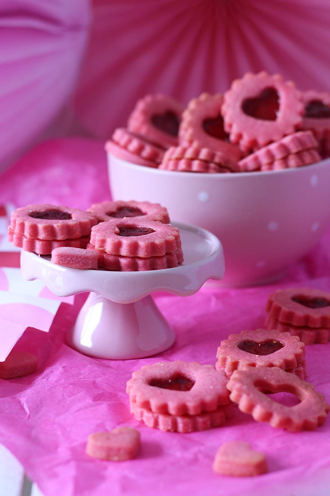 rosa-rote Linzer Plätzchen zum Valentinstag - Biskuitwerkstatt