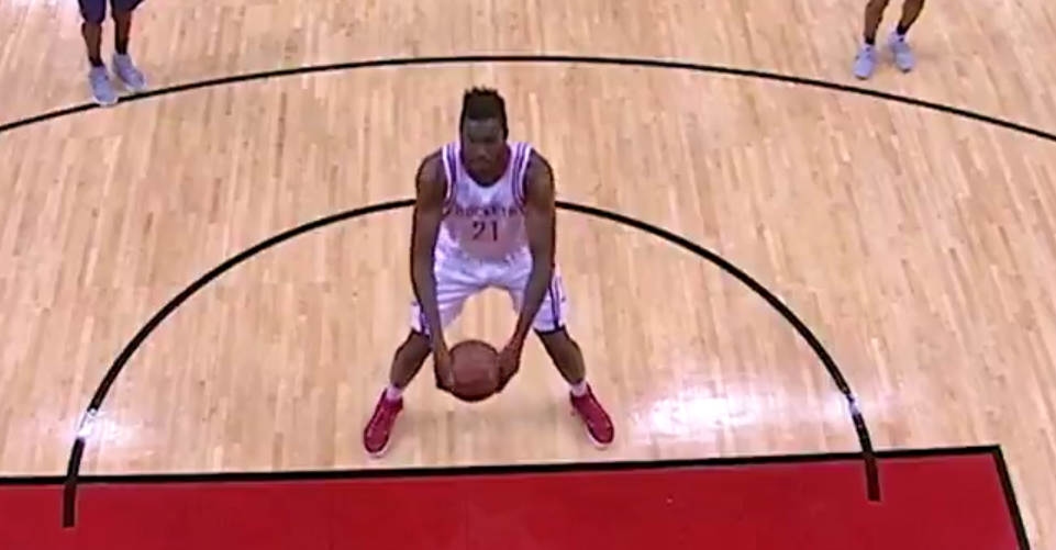 Chinanu Onuaku makes Rockets debut with underhand free throws (Video