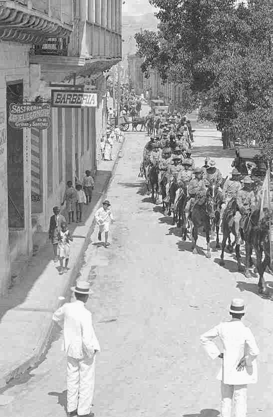 Desfile militar en una calle cubana en 1910