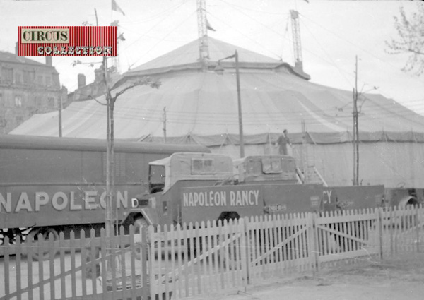 chapiteau, roulottes et camions du Cirque Napoleon Rancy 1960