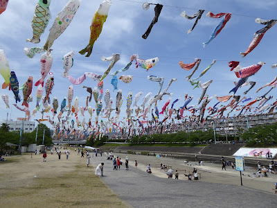 芥川桜堤公園の上空を泳ぐ約1000匹のこいのぼり