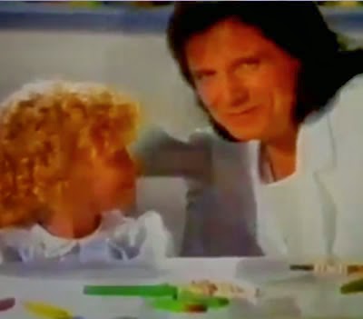 Propaganda da Nestlé com o cantor Roberto Carlos em 1996. "Como é grande o meu amor por você" foi a canção do VT.