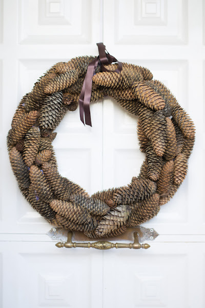 Cómo hacer una corona de piñas