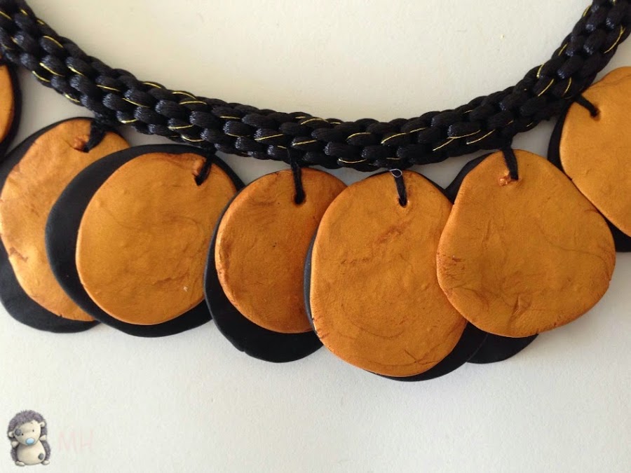 Colgantes de fimo negros y oro viejo.