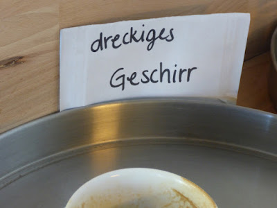 Schild mit der Aufschrift "Dreckiges Geschirr".